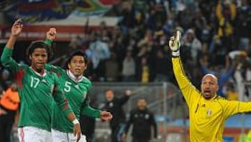 <b>PROTESTAS. </b>Los jugadores mexicanos reclaman al linier la posición irregular de Tévez al marcar el primer gol argentino. Pero confirmarlo en el vídeo les condenaría.