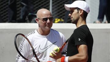 YOA40 PAR&Iacute;S (FRANCIA) 25/05/2017.- El tenista serbio Novak Djokovic entrena junto a su nuevo entrenador, Andre Agassi (i), durante una sesi&oacute;n de entrenamiento previa a su participaci&oacute;n en el Roland Garros en Par&iacute;s (Francia) hoy, 25 de mayo de 2017. EFE/Yoan Valat