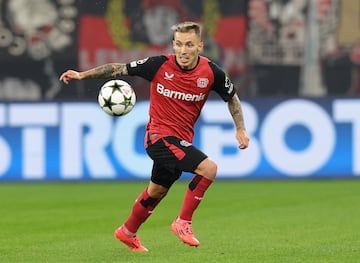 En su primera temporada en el Bayer Leverkusen, Alejandro Grimaldo se ha convertido en una de las grandes figuras del conjunto de Xabi Alonso, participando en la mejor campaña de la historia del club al obtener su primera Bundesliga y jugar la final de la Europa League frente al Atalanta. Además, Luis de la Fuente lo convocó para representar a España en la Eurocopa 2024, donde el jugador logró su primer título europeo.