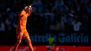 Iván Villar celebra el gol de Seferovic frente al Valladolid.