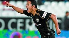 Adriano asume galones y desatasca un derbi gris