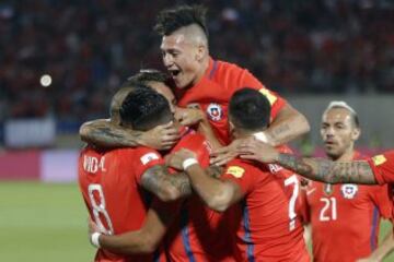 El jugador de la seleccion chilena Arturo Vidal, centro, celebra su gol contra Peru durante el partido valido por las clasificatorias al mundial de Rusia 2018 en el estadio Nacional de Santiago, Chile.