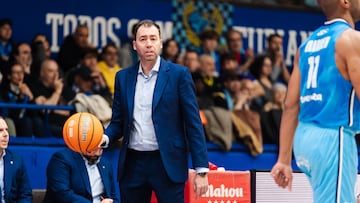 Pedro Rivero, entrenador del Movistar Estudiantes, durante el partido ante el Hestia Menorca.
