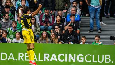 Iván Azón celebra su gol frente al Racing.