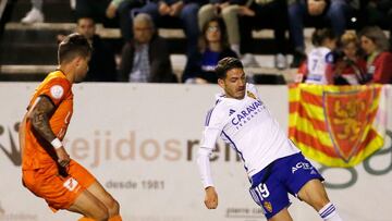Manu Vallejo controla un balón en la eliminación copera del Real Zaragoza frente al Atzeneta.