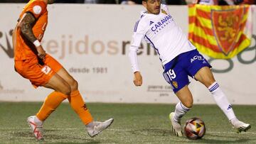 Manu Vallejo controla un balón en la eliminación copera del Real Zaragoza frente al Atzeneta.