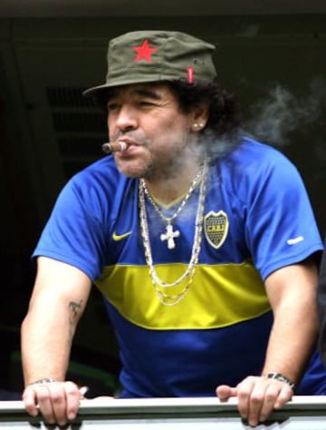 Aparte de haber sido jugador e ídolo, Maradona es hincha acérrimo de Boca Juniors; y cada vez que puede, acude a La Bombonera para ver en acción al elenco xeneise.