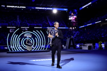 Carlos Alcaraz recibe el trofeo de número 1 del ranking ATP 2025 durante una ceremonia celebrada en Turín. 