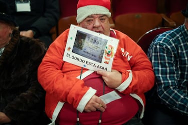 Un hombre disfrazado de Papá Noel espera el inicio del Sorteo Extraordinario de Navidad de la Lotería Nacional.