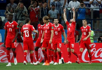 Los jugadores celebran el 2-1 de Josip Drmic.