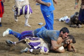 El equipo blanco contra el verde disputan el partido ataviados con las ropas tradicionales. 