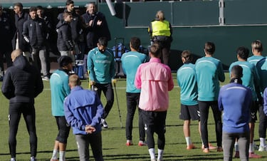 Ambiente prederbi en La Cartuja: 10.000 hinchas y ovación para Isco