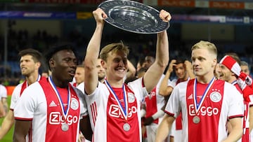 DOETINCHEM, NETHERLANDS - MAY 15: Lassina Traore of Ajax, Frenkie de Jong of Ajax and Donny van de Beek of Ajax celebrate with the trophy after winning the Eredivisie following the Eredivisie match between De Graafschap and Ajax at Stadion De Vijverberg o