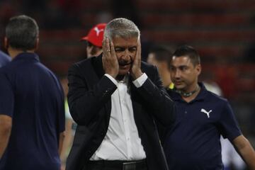 El técnico del DIM, Octavio Zambrano, sin respuesta ante la indecisión de su equipo para atacar.