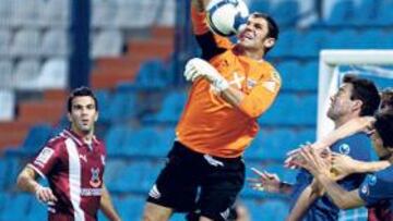 <b>MALA REAPARICIÓN. </b>Luis García no atajó un balón franco que acabó en gol. La imagen es delatadora.