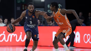 El jugador del Valencia Basket Brancou Badio defiende ante el jugador de Anadolu Efes Istambul Jordan Loyd.