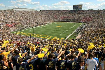 Estadio de fútbol americano de la Universidad de Michigan, ubicado en Ann Arbor. El estadio se construyó en el año 1927 y actualmente, tras una ampliación, tiene una capacidad de 107.601	espectadores. El Real Madrid se enfrentó al Manchester United en este estadio en agosto de 2014 en el torneo amistoso International Champions Cup.