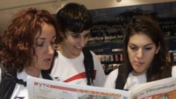 <b>CON EL AS. </b>Palau, Torrens y Xargay leyeron en Barajas el reportaje del Foro Ferrándiz, al que acudieron.