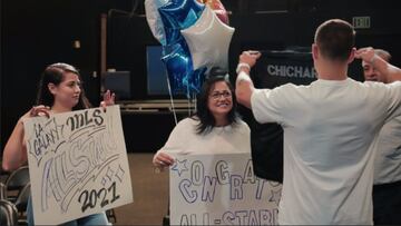 Chicharito es sorprendido por su familia y posa con el Jersey del All Star Game