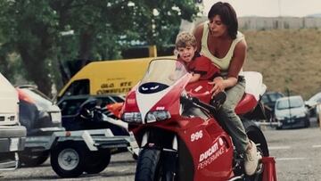Di Giannatonio, de ni&ntilde;o con su madre en una Ducati 996.