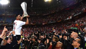 BASEL, SWITZERLAND - MAY 18: Team captain Jose Antonio Reyes of Sevilla poses for photograhs with the trophy after the UEFA Europa League Final match between Liverpool and Sevilla at St. Jakob-Park on May 18, 2016 in Basel, Switzerland. (Photo by David Ramos/Getty Images)