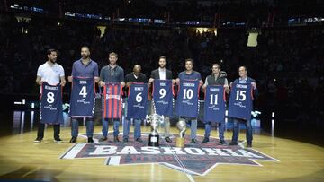 Homenaje a la plantilla de 2001-02 que ganó el doblete: Edu Hernández, Luis Scola, Andrés Nocioni, Elmer Bennett, Sergi Vida, Hugo Sconochini, Christos Charisis y Chris Corchiani.