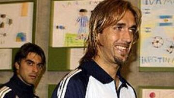 <b>CONTENTO</B>. Batistuta parece estar en el once inicial de Bielsa y ganaría así su lucha particular con Crespo.