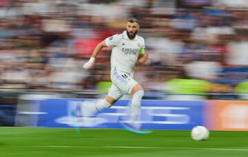 MADRID, SPAIN - OCTOBER 05: Karim Benzema of Real Madrid CF controls the ball during the UEFA Champions League group F match between Real Madrid and Shakhtar Donetsk at Estadio Santiago Bernabeu on October 5, 2022 in Madrid, Spain. (Photo by Berengui/DeFodi Images via Getty Images)