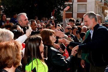 Los Reyes Felipe VI y Letizia, saludan a los vecinos durante la visita a la localidad de Chiva.