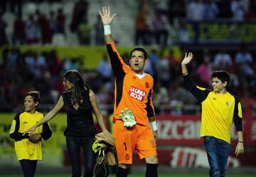 39 años y 2222 días. El portero valenciano se convirtió en leyenda del Sevilla por ser el portero de su mejor época. 2 Copas de la UEFA, 2 Copas del Rey consiguió Palop en Sevilla.