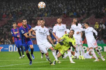 Sergio Busquets, Julian Weigl y Odisseas Vlachodimos.