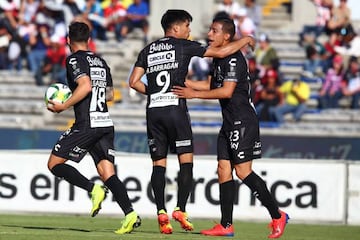 Los jugadores de los 'Rayos' celebran el gol de Martín Barragán en el triunfo de Lobos BUAP 2-3 Necaxa de la jornada 3 del Clausura 2019 de la Liga MX.