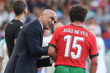 Lisbon (Portugal), 04/06/2024.- Portugal head coach Roberto Martinez (L) speaks to his player Joao Neves during the international friendly soccer match between Portugal and Finland, in Lisbon, Portugal, 04 June 2024. (Futbol, Amistoso, Finlandia, Lisboa) EFE/EPA/MIGUEL A. LOPES
