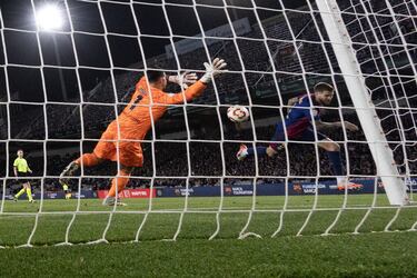 Jugada calcada al segundo gol, esta vez con otro central rematando completamente solo en el segundo palo.