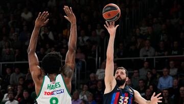 BARCELONA, 02/03/2023.- El ala-pívot del FC Barcelona, Nikola Mirotic (d), trata de anotar ante Kevarrius Hayes (i), pívot estadounidense del Zalgiris, durante el encuentro de Euroliga entre el FC Barcelona y el Zalgiris Kaunas, este jueves en el Palau Blaugrana, en Barcelona. EFE/ Alejandro García