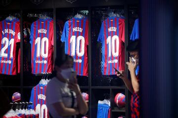 Durante esa misma tarde la camiseta de Leo Messi con el dorsal n¨²mero diez se segu¨ªa vendiendo en la tienda oficial del club.