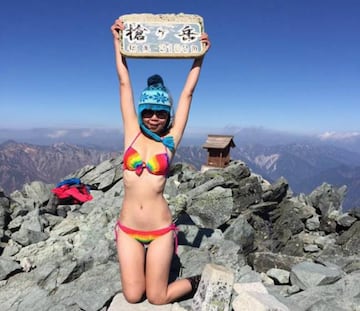 En bikini en el Mt Yarigatake japon&eacute;s, a 3180 metros de altura.