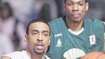 <b>ANULADO. </b>La defensa del Unicaja y los errores arbitrales descentraron a Louis Bullock.