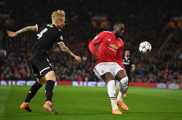 Romelu Lukaku y Simon Kjaer.