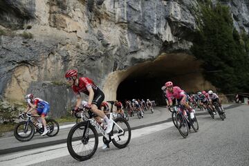 Connor Swift del equipo Arkéa junto a otros corredores.