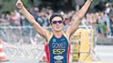 <b>EL MEJOR. </b>Gómez Noya llega a meta.