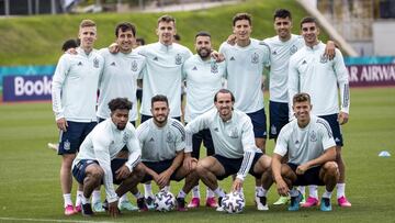 Dani Olmo, Oyarzabal, Diego Llorente, Jordi Alba, Pau Torres, Rodri, Ferran, Adama, Koke, Fabián y Marcos Llorente posan tras el entrenamiento de la Selección en Las Rozas el 22 de junio de 2020.