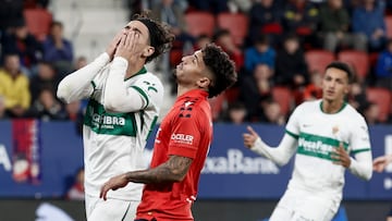 PAMPLONA, 25/09/2025.- El lateral del Elche Héctor Fort (i) se lamenta de una ocasión fallada ante Iker Benito (c), de Osasuna, durante el partido de la sexta jornada de LaLiga de fútbol que CA Osasuna y Elche CF disputan este jueves en el estadio El Sadar, en Pamplona. EFE/Jesús Diges