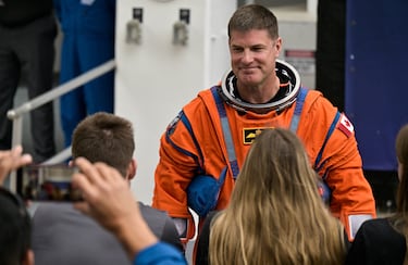 Hansen, de 50 años, realizará su primer vuelo espacial tras ser seleccionado en 2009. Es miembro de la CSA, la agencia espacial canadiense.
Se convierte así en el primer astronauta no estadounidense en viajar más allá de la órbita terrestre hacia la Luna, dentro de la colaboración entre Estados Unidos y Canadá. 


