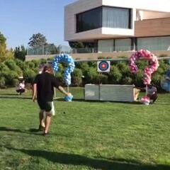 Griezmann vuelve a ser papá y se entera del sexo chutando a una diana