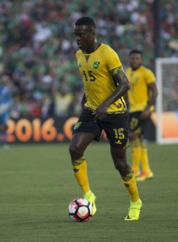 Je-Vaughn, de Jamaica, controla el balón ante México.