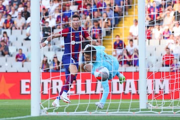 1-0. Guglielmo Vicario no puede evitar el primer tanto del conjunto azulgrada que marca Robert Lewandowski.