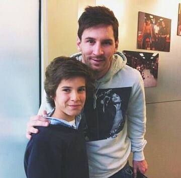 Un joven Riqui Puig se acercó a su ídolo en el Barcelona, Leo Messi. Años más tarde Riqui llegó al primer equipo blaugrana donde compartió minutos con su ídolo.