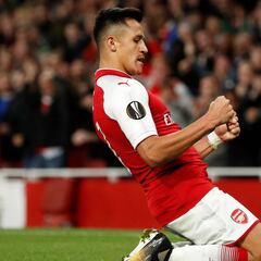 Un golazo de Alexis salva el debut de Arsenal en Europa