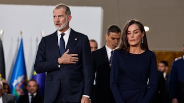 El Rey Felipe VI conversa con las víctimas, a su llegada al homenaje a las víctimas de la dana, en el Museo de las Ciencias Príncipe Felipe, a 29 de octubre de 2025, en Valencia, Comunidad Valenciana (España). Sus Majestades los Reyes y otros cargos institucionales asisten al funeral de estado en memoria de las víctimas de la dana, coincidiendo con el primer aniversario de la catástrofe.
29 OCTUBRE 2025;HOMENAJE;DANA;POOL;MISA;REYES;REALEZA;
EFE/ Ballesteros POOL
29/10/2025